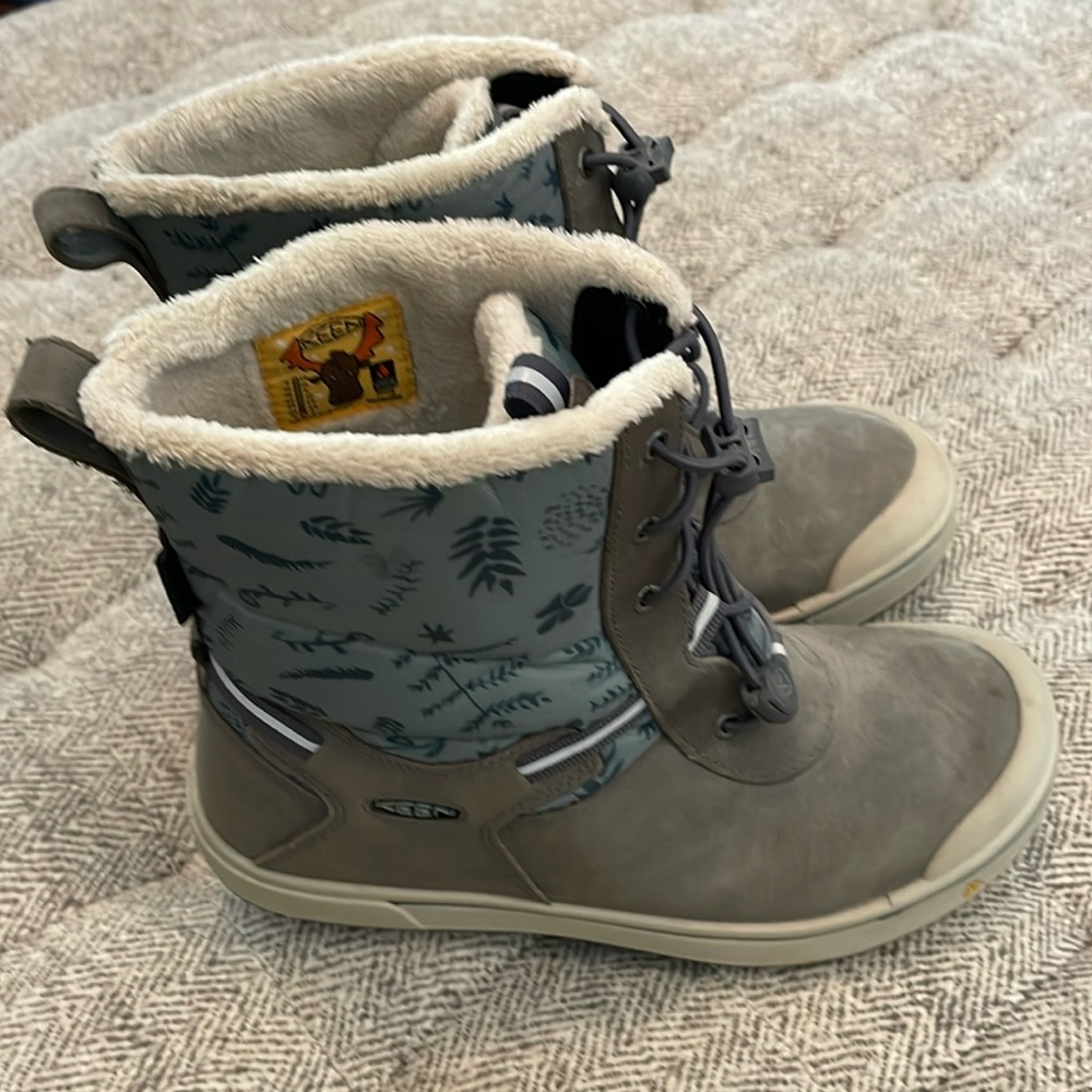 Keen waterproof boots size 4